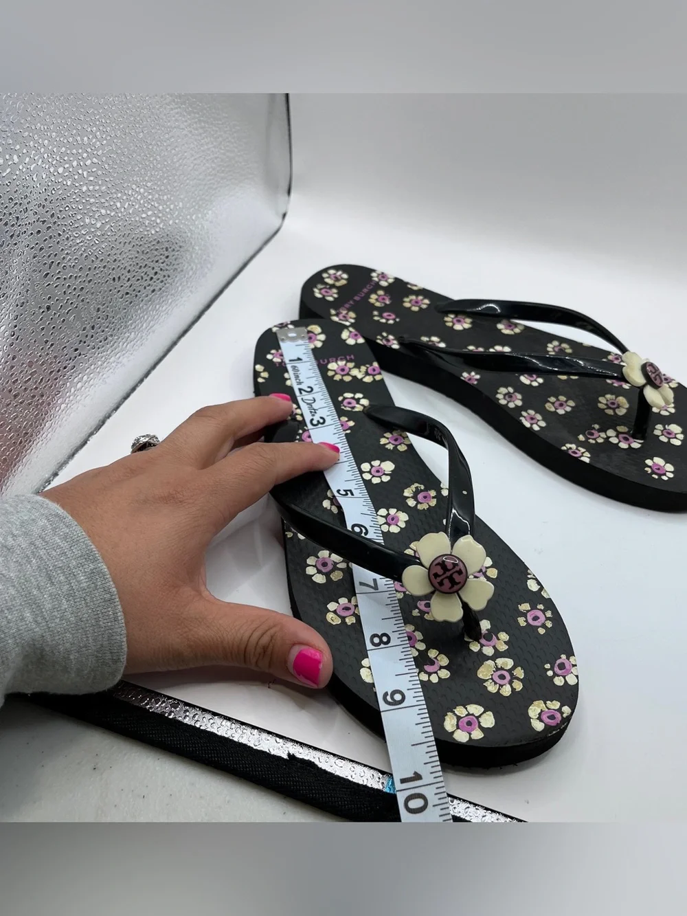 Tory Burch black floral flip-flops prominent cream daisy charm size 7-7.5 EUC